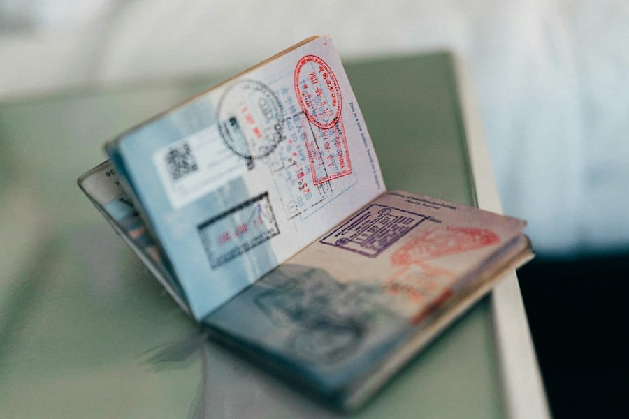 Pasaporte abierto con sellos de entrada y salida