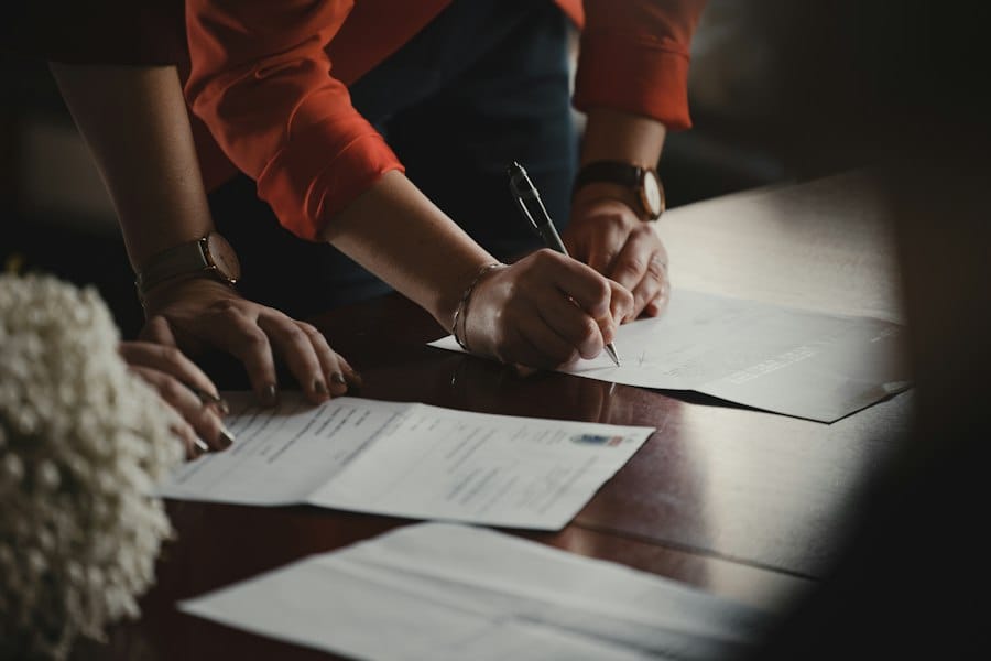 Persona firmando un contrato de trabajo