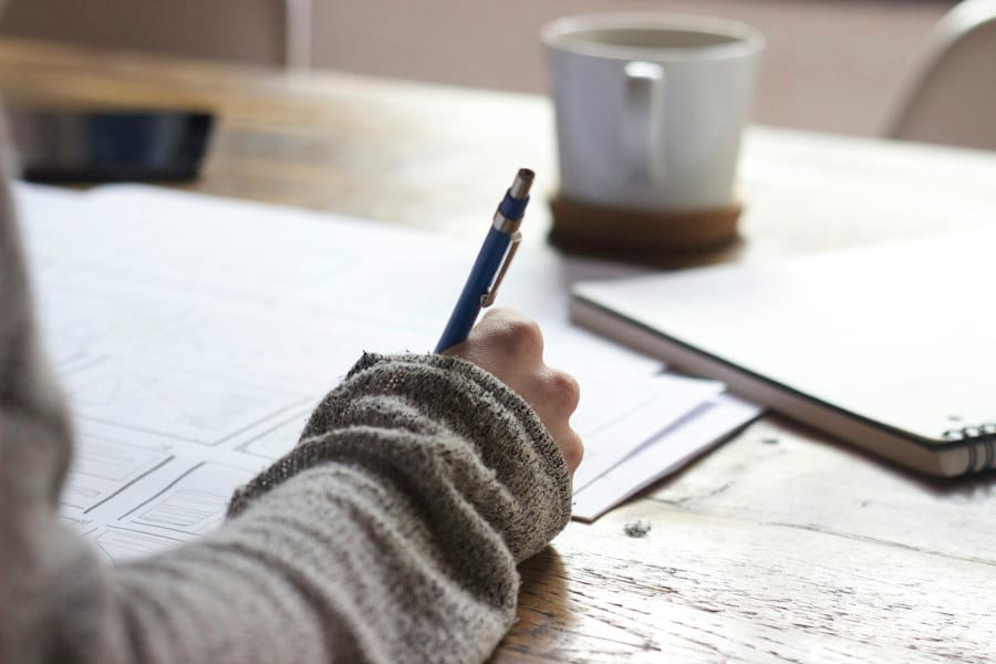 Estudiante preparando un examen con apuntes